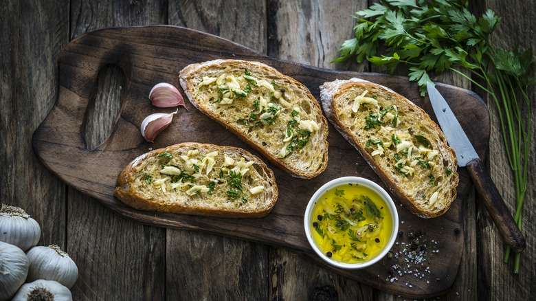 basket of garlic bread