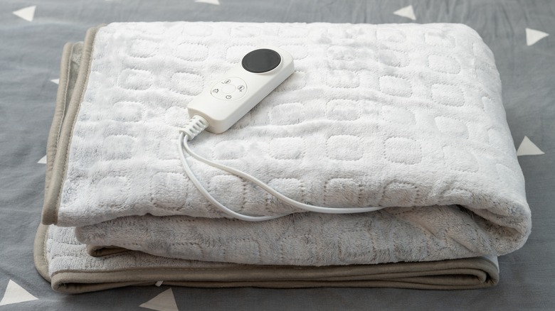 https://www.thedailymeal.com/img/gallery/the-unconventional-pan-warming-method-youre-totally-sleeping-on/electric-blankets-to-the-rescue-1674921021.jpg