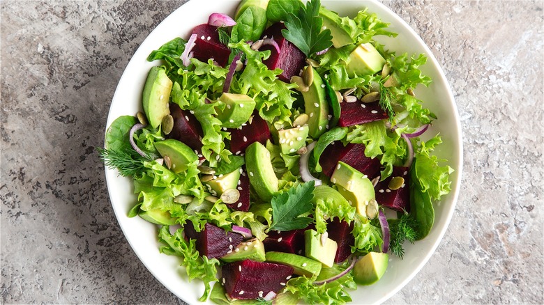 Green salad with avocado and beets 