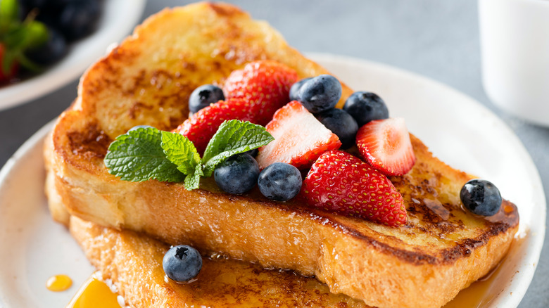 French toast with berries