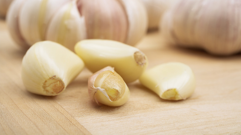 Peeled cloves of garlic