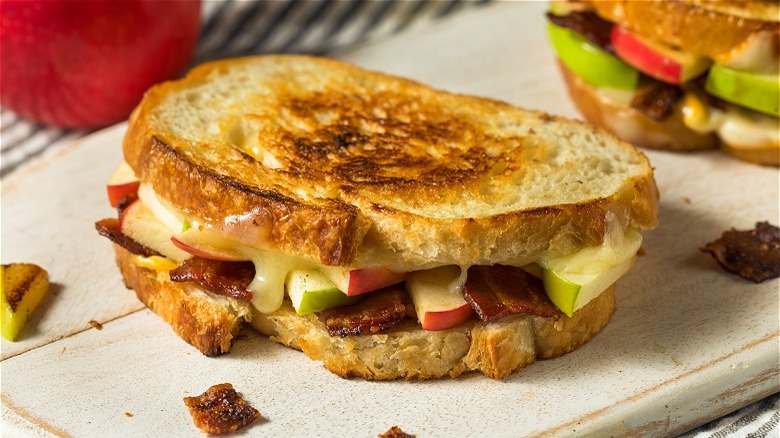 Grilled cheese with apples and bacon 