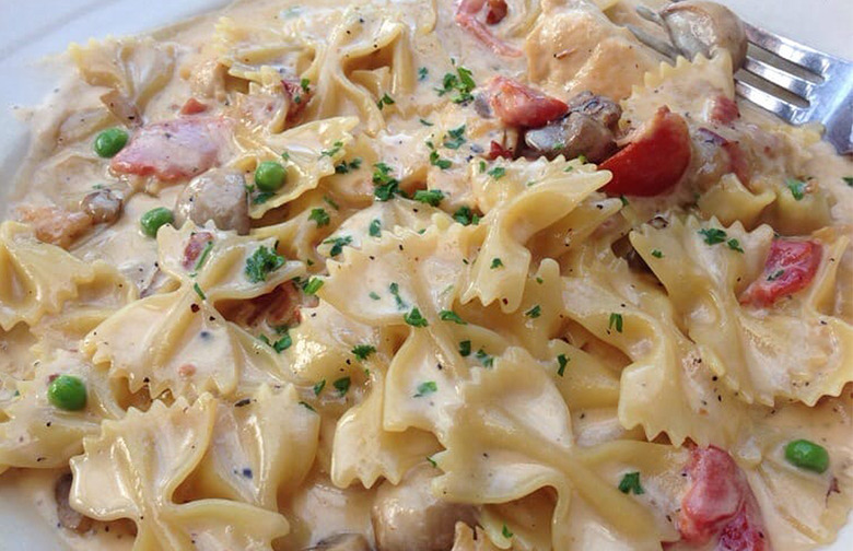 Farfalle With Chicken and Roasted Garlic 