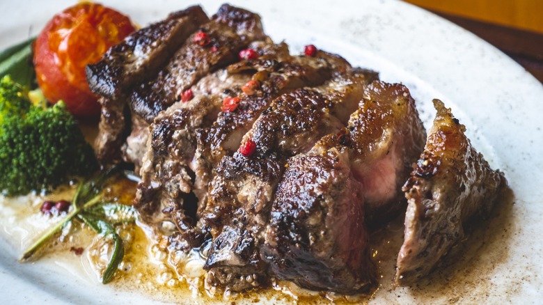 steak with tomatoes and broccoli