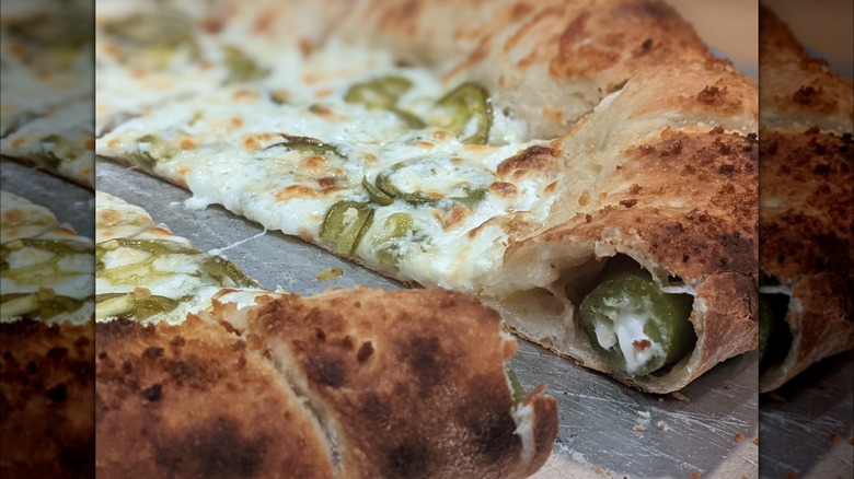 jalapeno popper pizza close-up