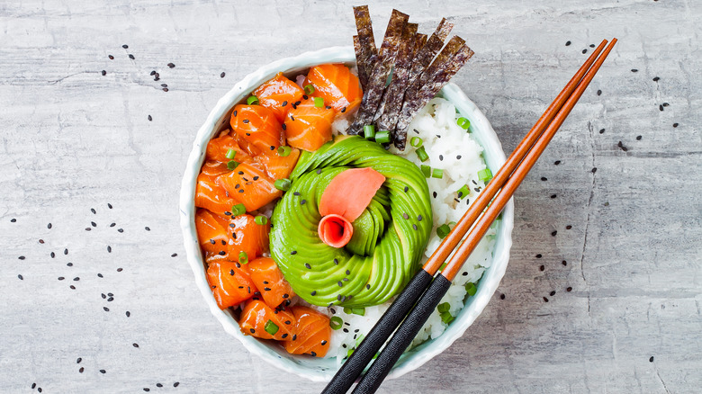 Poke bowl with toppings