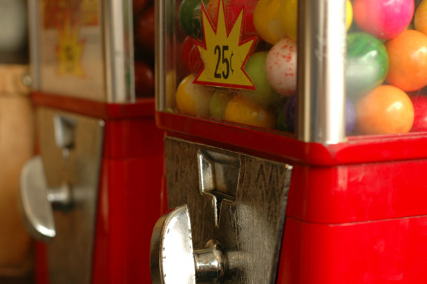 1913: Ford Gum launches gumball machines