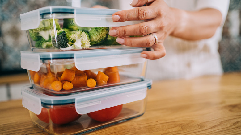 Hand stacking containers for freezing food