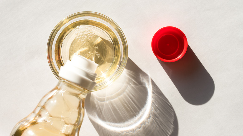 pouring vinegar into bowl