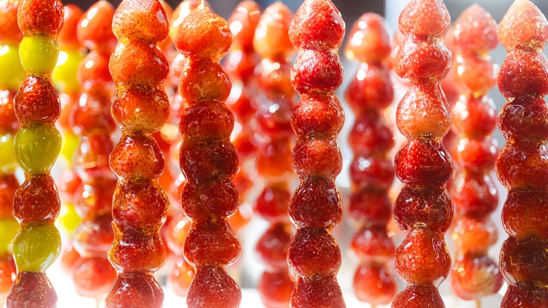 tanghulu strawberry fruit skewers