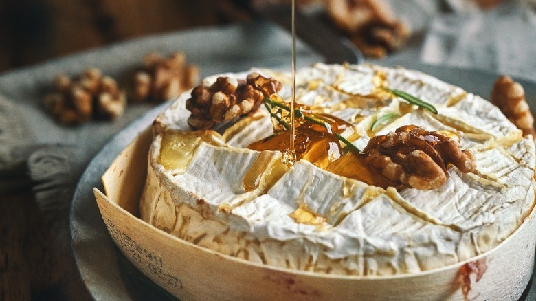 Baked camembert honey walnuts