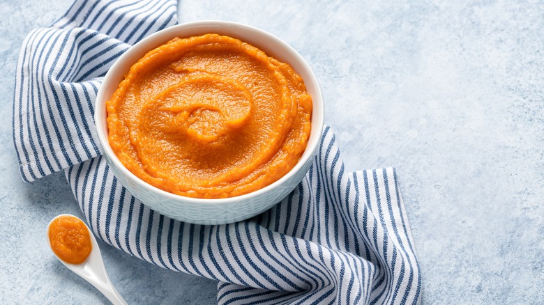 Pumpkin purée in bowl on towel