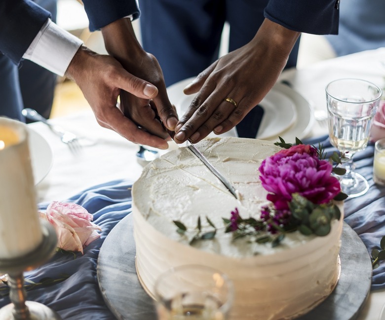 Eat dessert before the couple 