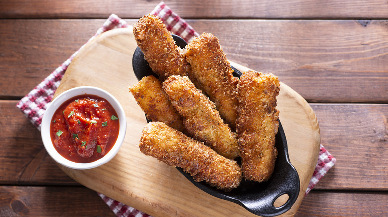 mozzarella sticks with marinara