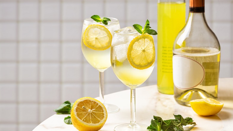 Limoncello spritz in glasses 