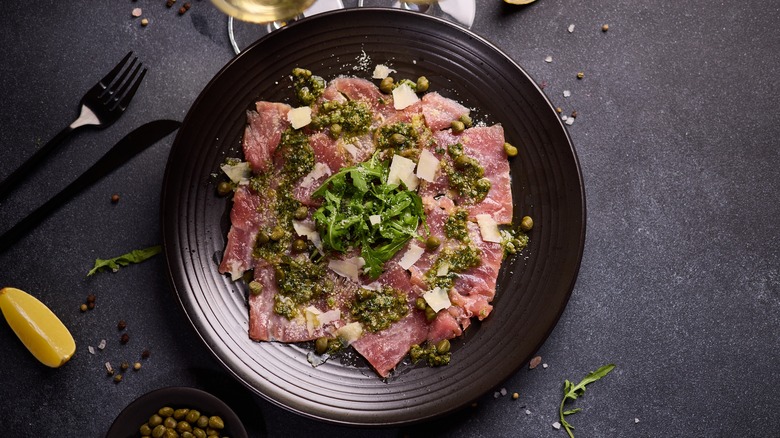 Tuna with pesto and capers