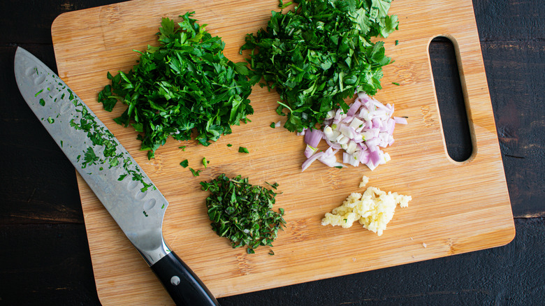 knife on chopping board