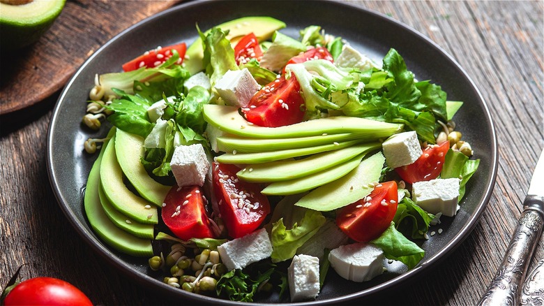 Salad with shingled avocado and tomatoes 