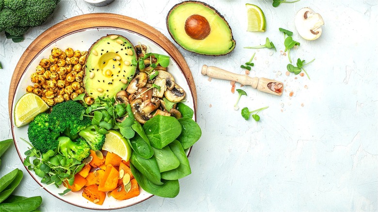 Salad with spinach, chickpeas, and avocado 