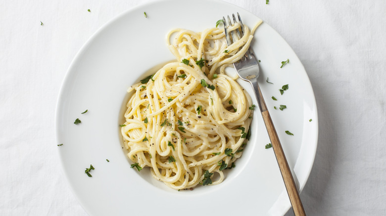 Alfredo pasta with parsley