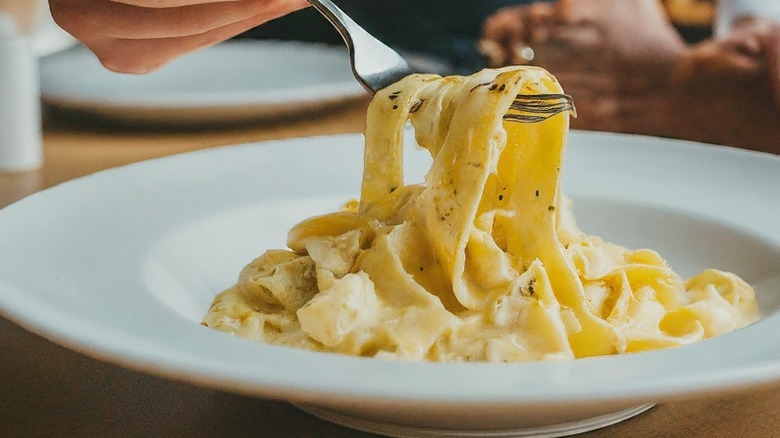 Fettucine alfredo on a fork