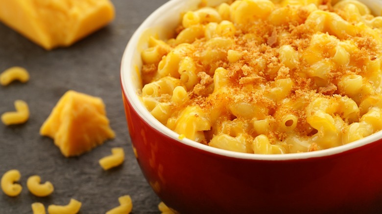 https://www.thedailymeal.com/img/gallery/this-was-the-most-popular-recipe-the-year-you-were-born/1937-macaroni-cheese-1689602120.jpg