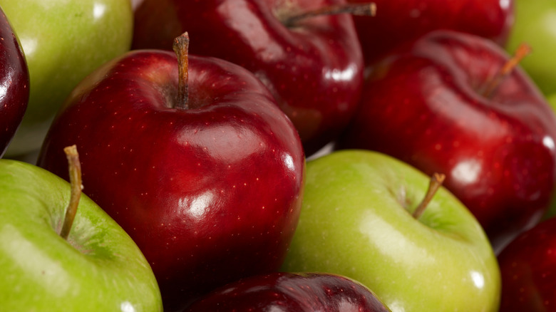 Shiny red and green apples