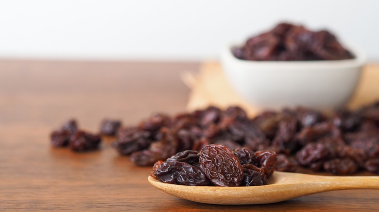 Raisins on wooden spoon