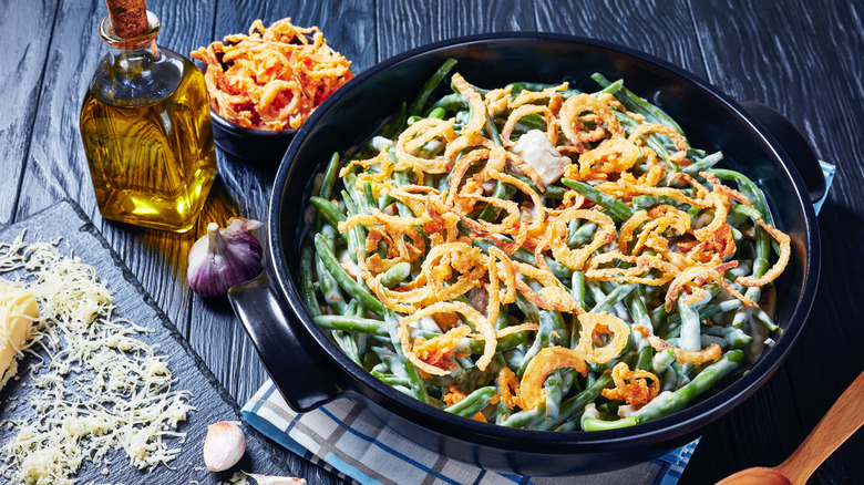 Green beans in wooden dish