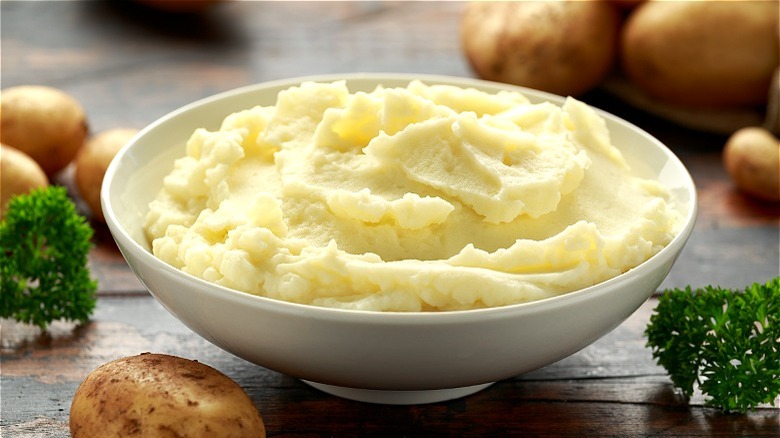 Bowl of mashed potatoes 