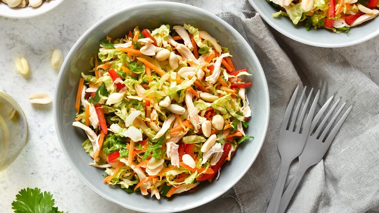 Crispy chicken salad with nuts