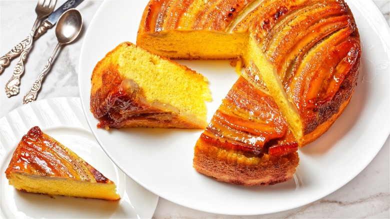 Upside-down banana cake 