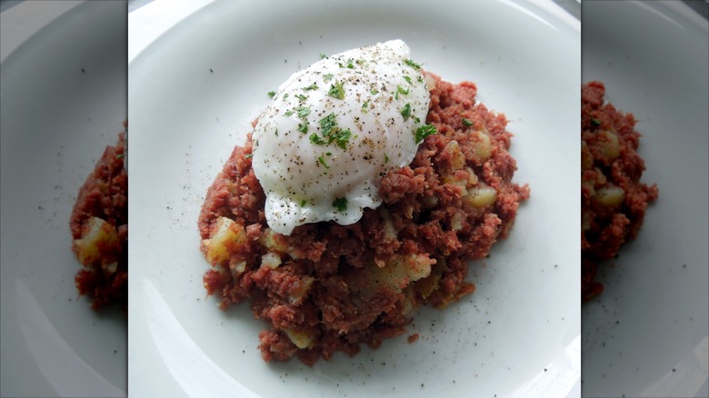 Poached egg on corned beef hash