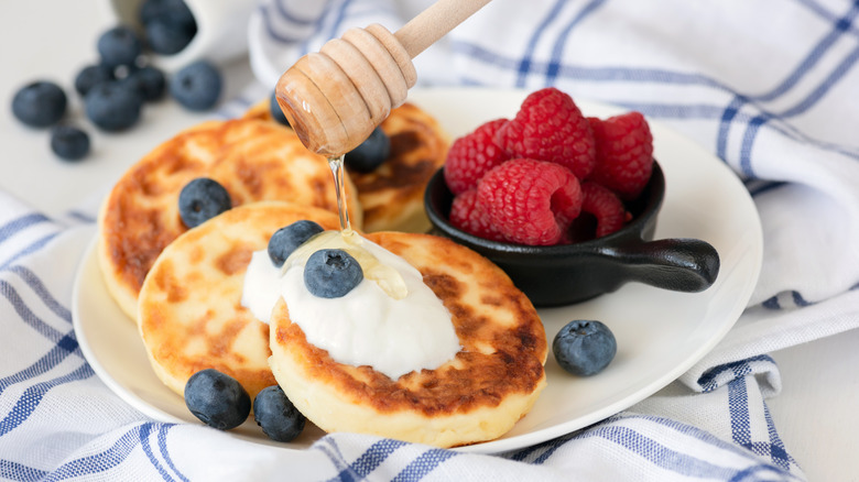 creamy berry pancakes