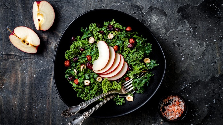 Kale salad with apples and hazelnuts