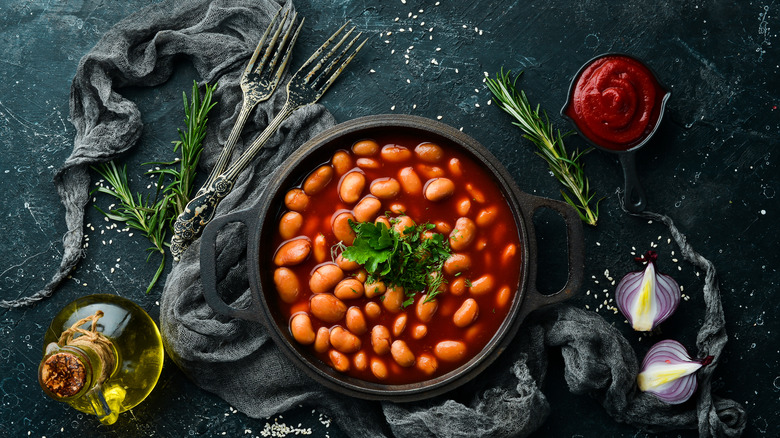 Beans in tomato paste dish