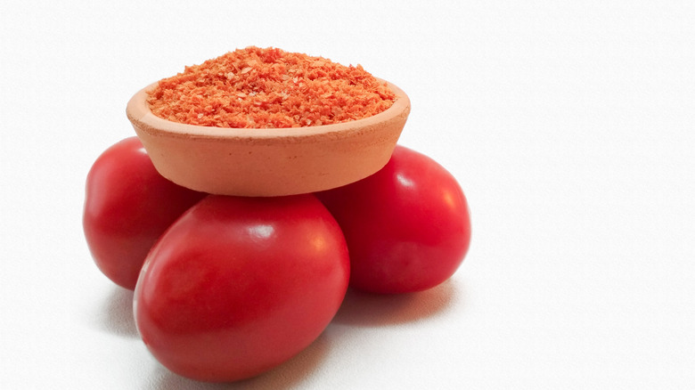 roma tomatoes and tomato powder