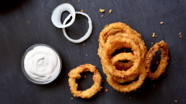 Onion rings with dip