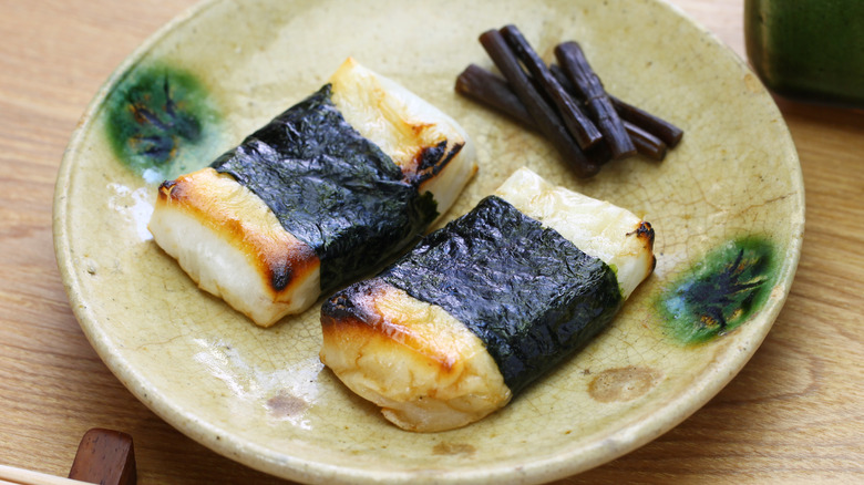 Grilled rice cakes wrapped in seaweed