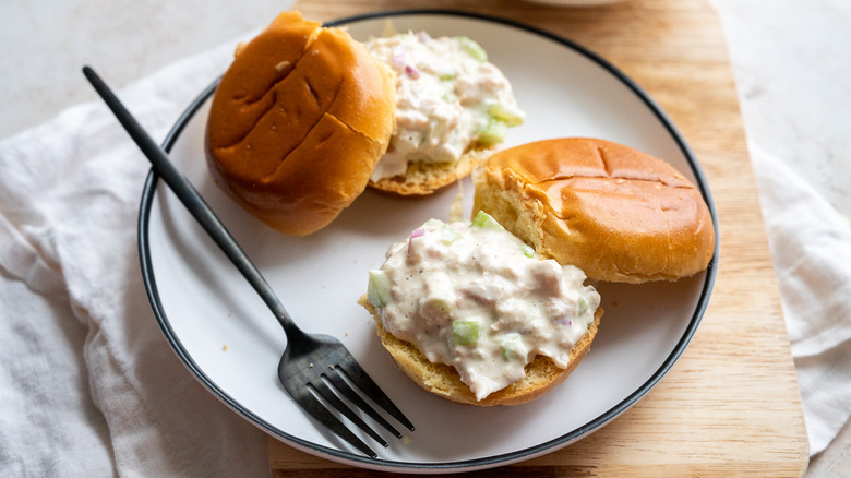 tuna salad on bun