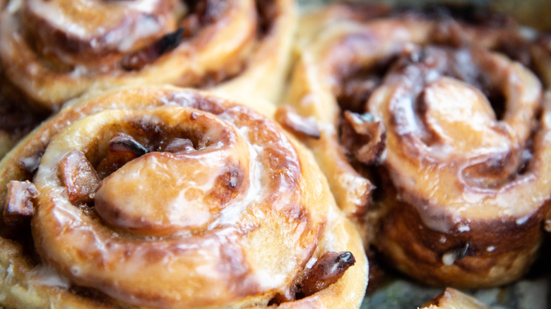 glazed cinnamon buns