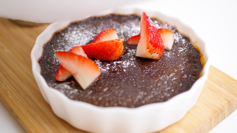 Chocolate crème brûlée with strawberries