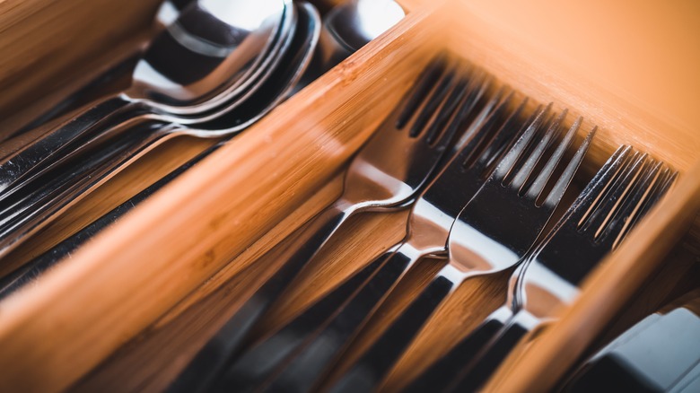 Wooden cutlery drawer