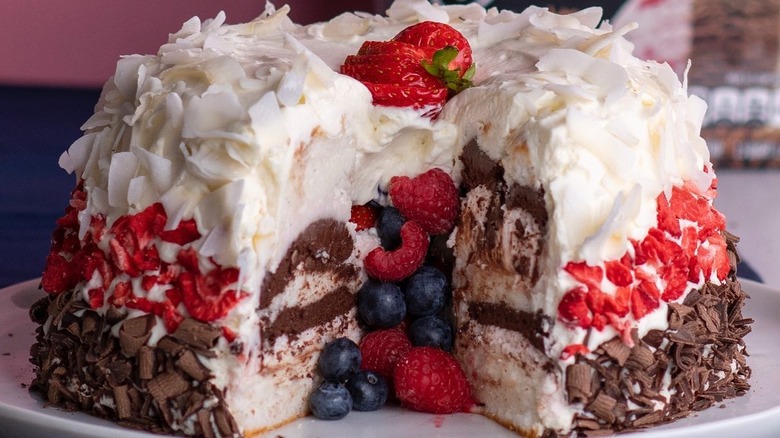 angel food cake with berries