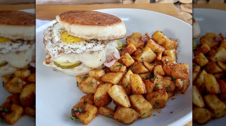 Breakfast sandwich with hashbrowns