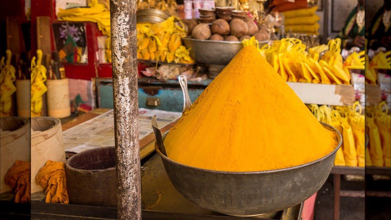 giant pot turmeric in market