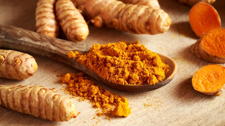 turmeric root and powdered spoonful