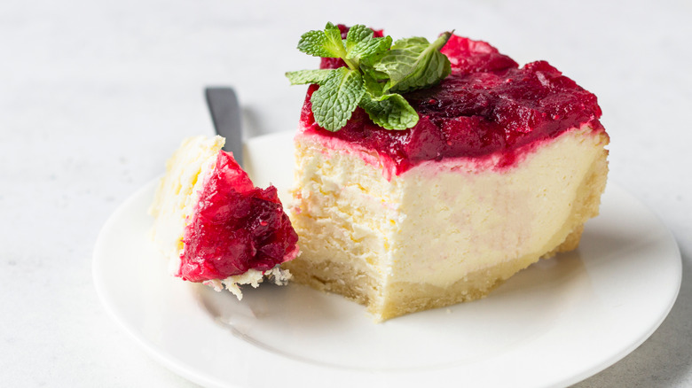 Cheesecake with cranberry sauce