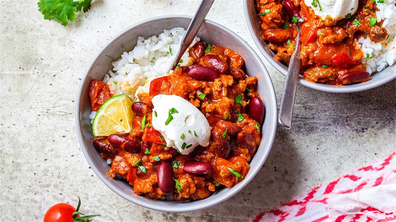 Chili with rice and sour cream 