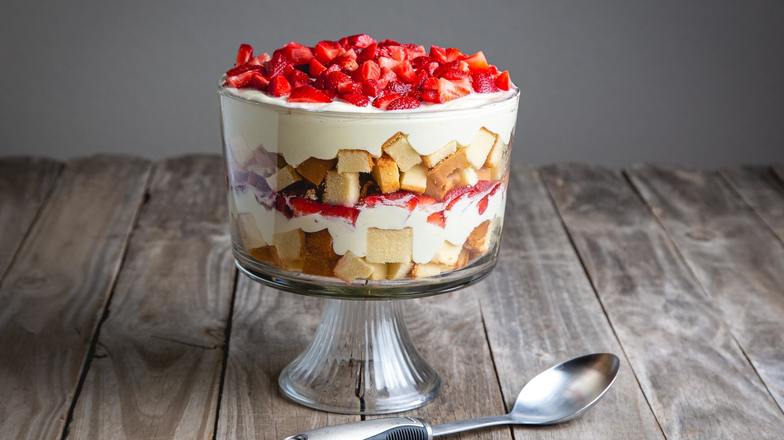 https://www.thedailymeal.com/img/gallery/turn-your-crumbled-cake-disaster-into-adorable-mini-trifles/l-intro-1697902803.jpg
